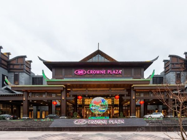 张家界纳百利皇冠假日酒店使用铝合金断桥门窗工程